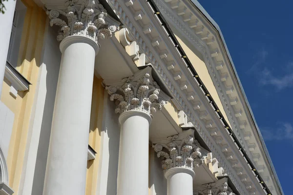 White building with columns in the classical style — Stock Photo, Image