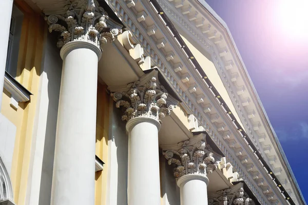 Klasik tarzda sütunları olan beyaz bina