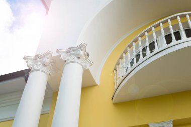 Klasik tarzda sütunları olan beyaz bina