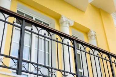 Klasik tarzda sütunları olan beyaz bina