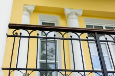 Klasik tarzda sütunları olan beyaz bina