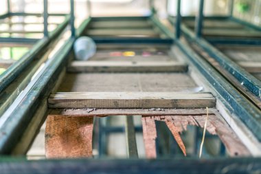 Eski kırık masa ve sandalyeler Satılık okulda.