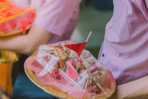 Tay düğün geleneği, damadın anne alay.