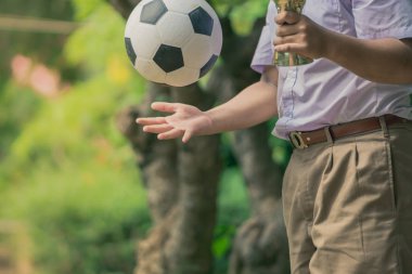 Öğleden sonra saat içinde öğrenciler için futbol eğitim.