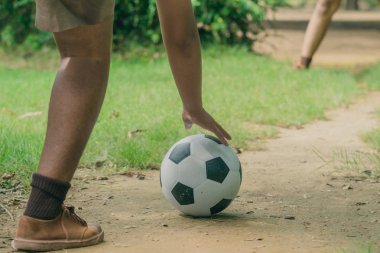 Öğleden sonra saat içinde öğrenciler için futbol eğitim.