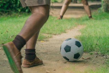 Öğleden sonra saat içinde öğrenciler için futbol eğitim.