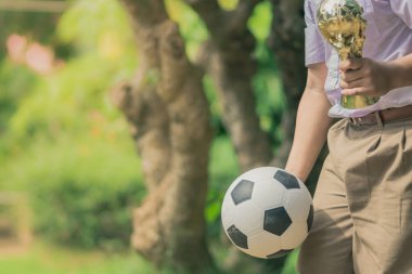 Öğleden sonra saat içinde öğrenciler için futbol eğitim.
