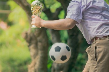 Öğleden sonra saat içinde öğrenciler için futbol eğitim.