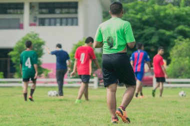 Öğleden sonra saat içinde öğrenciler için futbol eğitim.