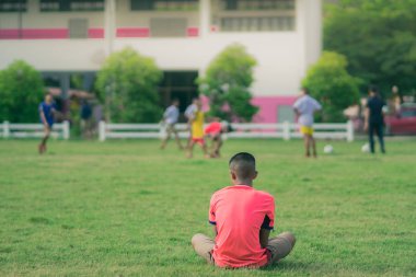 Öğleden sonra saat içinde öğrenciler için futbol eğitim.