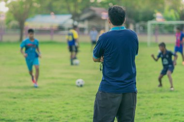 Öğleden sonra saat içinde öğrenciler için futbol eğitim.