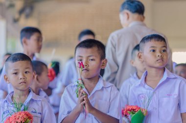 Kanchanaburi Tayland - 14 Haziran: Tanımlanamayan öğrenciler süslemeleri ayaklı tepsi ve Haziran öğretmen günü öğretmenler için vermek için çiçek 14,2018 Kanchanaburi, Tayland için Watkrangthongratburana okulda