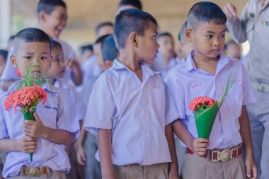 Kanchanaburi Tayland - 14 Haziran: Tanımlanamayan öğrenciler süslemeleri ayaklı tepsi ve Haziran öğretmen günü öğretmenler için vermek için çiçek 14,2018 Kanchanaburi, Tayland için Watkrangthongratburana okulda
