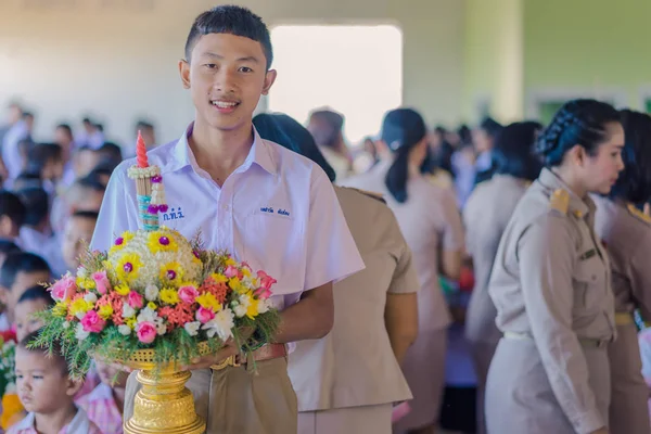 Kanchanaburi Tayland - 14 Haziran: Tanımlanamayan öğrenciler süslemeleri ayaklı tepsi ve Haziran öğretmen günü öğretmenler için vermek için çiçek 14,2018 Kanchanaburi, Tayland için Watkrangthongratburana okulda