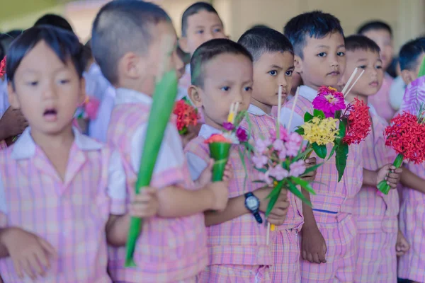 Kanchanaburi Tayland - 14 Haziran: Tanımlanamayan öğrenciler süslemeleri ayaklı tepsi ve Haziran öğretmen günü öğretmenler için vermek için çiçek 14,2018 Kanchanaburi, Tayland için Watkrangthongratburana okulda