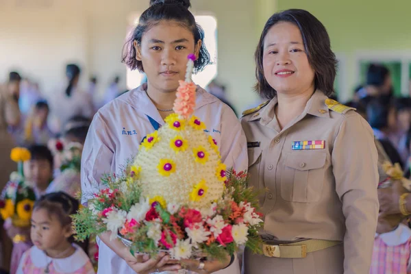Kanchanaburi Tayland - 14 Haziran: Tanımlanamayan öğrenciler süslemeleri ayaklı tepsi ve Haziran öğretmen günü öğretmenler için vermek için çiçek 14,2018 Kanchanaburi, Tayland için Watkrangthongratburana okulda