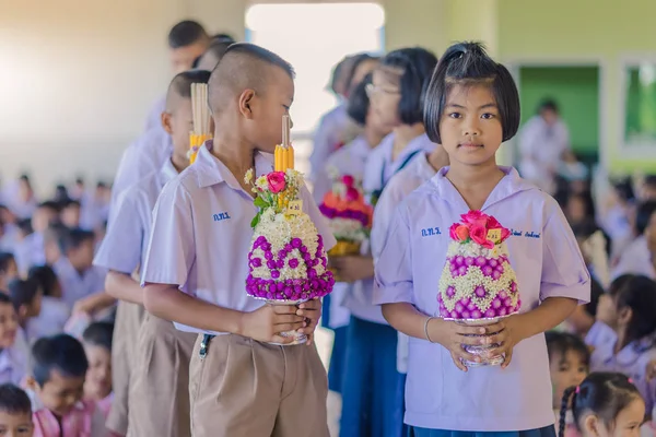 Kanchanaburi Tayland - 14 Haziran: Tanımlanamayan öğrenciler süslemeleri ayaklı tepsi ve Haziran öğretmen günü öğretmenler için vermek için çiçek 14,2018 Kanchanaburi, Tayland için Watkrangthongratburana okulda