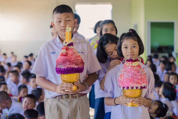 Kanchanaburi Tayland - 14 Haziran: Tanımlanamayan öğrenciler süslemeleri ayaklı tepsi ve Haziran öğretmen günü öğretmenler için vermek için çiçek 14,2018 Kanchanaburi, Tayland için Watkrangthongratburana okulda