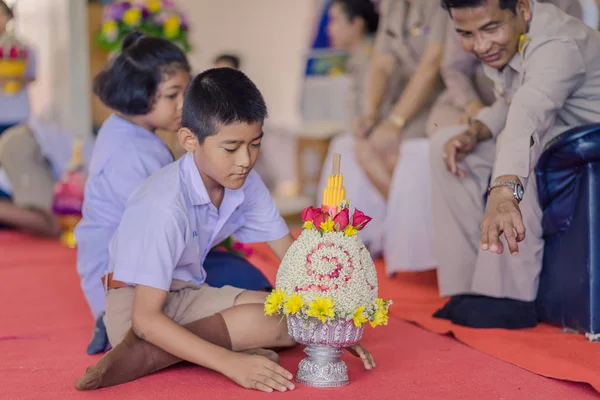 Kanchanaburi Tayland - 14 Haziran: Tanımlanamayan öğrenciler süslemeleri ayaklı tepsi ve Haziran öğretmen günü öğretmenler için vermek için çiçek 14,2018 Kanchanaburi, Tayland için Watkrangthongratburana okulda