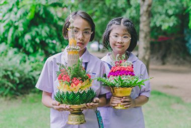 Kanchanaburi Tayland - 14 Haziran: Tanımlanamayan öğrenciler süslemeleri ayaklı tepsi ve Haziran öğretmen günü öğretmenler için vermek için çiçek 14,2018 Kanchanaburi, Tayland için Watkrangthongratburana okulda