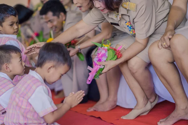 Kanchanaburi Tayland - 14 Haziran: Tanımlanamayan öğrenciler süslemeleri ayaklı tepsi ve Haziran öğretmen günü öğretmenler için vermek için çiçek 14,2018 Kanchanaburi, Tayland için Watkrangthongratburana okulda