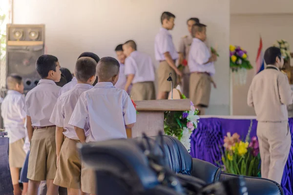 Kanchanaburi Tayland - 14 Haziran: Tanımlanamayan öğrenciler süslemeleri ayaklı tepsi ve Haziran öğretmen günü öğretmenler için vermek için çiçek 14,2018 Kanchanaburi, Tayland için Watkrangthongratburana okulda