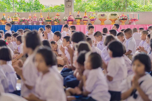Kanchanaburi Tayland - 14 Haziran: Tanımlanamayan öğrenciler süslemeleri ayaklı tepsi ve Haziran öğretmen günü öğretmenler için vermek için çiçek 14,2018 Kanchanaburi, Tayland için Watkrangthongratburana okulda