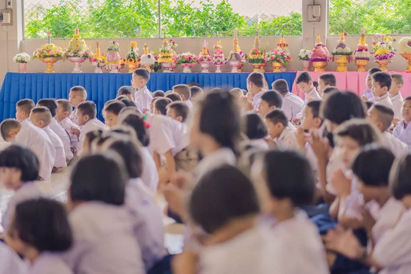 Kanchanaburi Tayland - 14 Haziran: Tanımlanamayan öğrenciler süslemeleri ayaklı tepsi ve Haziran öğretmen günü öğretmenler için vermek için çiçek 14,2018 Kanchanaburi, Tayland için Watkrangthongratburana okulda