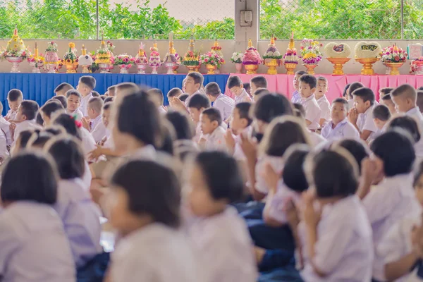 Kanchanaburi Tayland - 14 Haziran: Tanımlanamayan öğrenciler süslemeleri ayaklı tepsi ve Haziran öğretmen günü öğretmenler için vermek için çiçek 14,2018 Kanchanaburi, Tayland için Watkrangthongratburana okulda