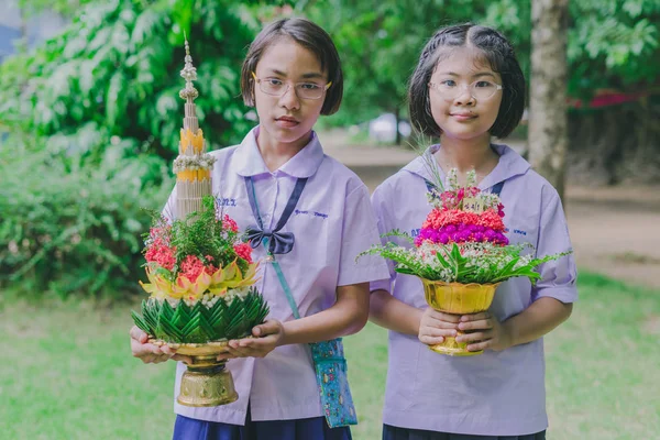 Kanchanaburi Tayland - 14 Haziran: Tanımlanamayan öğrenciler süslemeleri ayaklı tepsi ve Haziran öğretmen günü öğretmenler için vermek için çiçek 14,2018 Kanchanaburi, Tayland için Watkrangthongratburana okulda