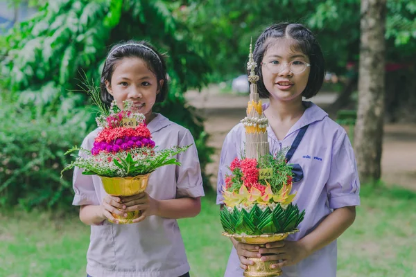 Kanchanaburi Tayland - 14 Haziran: Tanımlanamayan öğrenciler süslemeleri ayaklı tepsi ve Haziran öğretmen günü öğretmenler için vermek için çiçek 14,2018 Kanchanaburi, Tayland için Watkrangthongratburana okulda