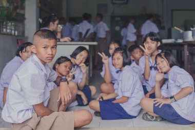 Kanchanaburi Tayland - 21 Haziran: köfte içinde Hindistan cevizi krem Haziran günü yapmak için tanımlanamayan öğrenciler Konfedere Kanchanaburi, Tayland için Watkrangthongratburana okulda 21,2018