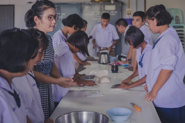 Kanchanaburi Tayland - 21 Haziran: köfte içinde Hindistan cevizi krem Haziran günü yapmak için tanımlanamayan öğrenciler Konfedere Kanchanaburi, Tayland için Watkrangthongratburana okulda 21,2018