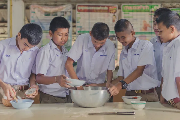 Kanchanaburi Tayland - 21 Haziran: köfte içinde Hindistan cevizi krem Haziran günü yapmak için tanımlanamayan öğrenciler Konfedere Kanchanaburi, Tayland için Watkrangthongratburana okulda 21,2018