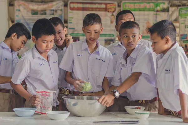 Kanchanaburi Tayland - 21 Haziran: köfte içinde Hindistan cevizi krem Haziran günü yapmak için tanımlanamayan öğrenciler Konfedere Kanchanaburi, Tayland için Watkrangthongratburana okulda 21,2018