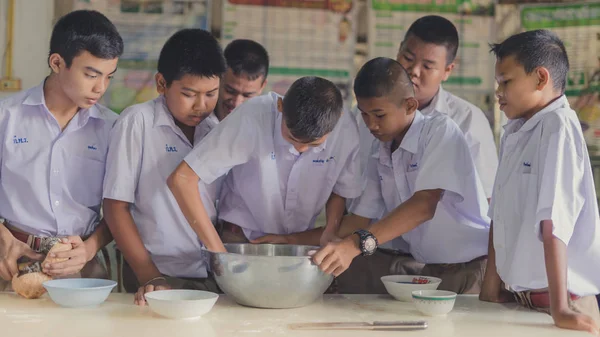 Kanchanaburi Tayland - 21 Haziran: köfte içinde Hindistan cevizi krem Haziran günü yapmak için tanımlanamayan öğrenciler Konfedere Kanchanaburi, Tayland için Watkrangthongratburana okulda 21,2018