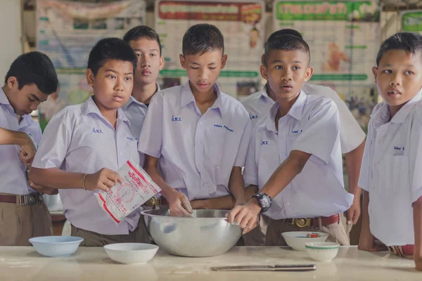 Kanchanaburi Tayland - 21 Haziran: köfte içinde Hindistan cevizi krem Haziran günü yapmak için tanımlanamayan öğrenciler Konfedere Kanchanaburi, Tayland için Watkrangthongratburana okulda 21,2018