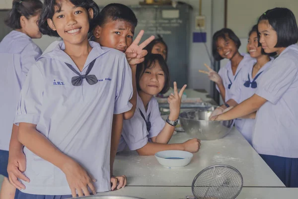 Kanchanaburi Tayland - 21 Haziran: köfte içinde Hindistan cevizi krem Haziran günü yapmak için tanımlanamayan öğrenciler Konfedere Kanchanaburi, Tayland için Watkrangthongratburana okulda 21,2018