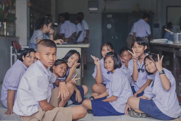 Kanchanaburi Tayland - 21 Haziran: köfte içinde Hindistan cevizi krem Haziran günü yapmak için tanımlanamayan öğrenciler Konfedere Kanchanaburi, Tayland için Watkrangthongratburana okulda 21,2018