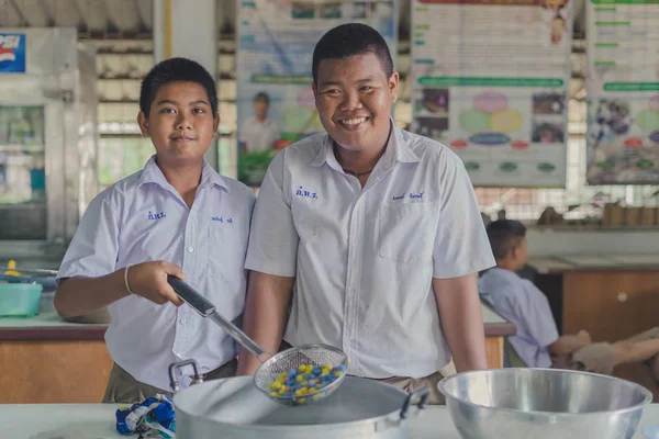Kanchanaburi Tayland - 21 Haziran: köfte içinde Hindistan cevizi krem Haziran günü yapmak için tanımlanamayan öğrenciler Konfedere Kanchanaburi, Tayland için Watkrangthongratburana okulda 21,2018