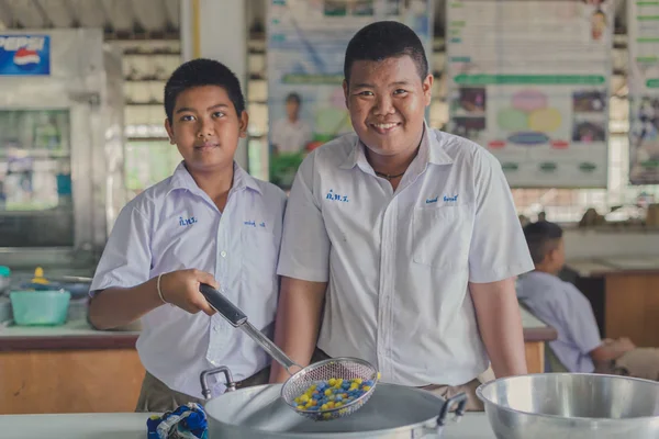 Kanchanaburi Tayland - 21 Haziran: köfte içinde Hindistan cevizi krem Haziran günü yapmak için tanımlanamayan öğrenciler Konfedere Kanchanaburi, Tayland için Watkrangthongratburana okulda 21,2018