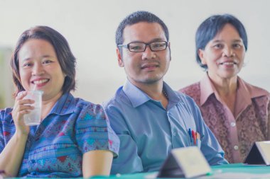Kanchanaburi Tayland - Haziran 1: Tanımlanamayan öğretmenler Hoşgeldiniz öğrenciler ve veliler yıllık üst toplantıda Haziran'da Kanchanaburi, Tayland için Watkrangthongratburana okulda 1,2018