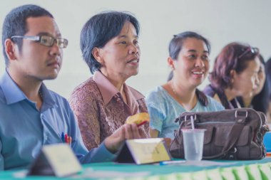 Kanchanaburi Tayland - Haziran 1: Tanımlanamayan öğretmenler Hoşgeldiniz öğrenciler ve veliler yıllık üst toplantıda Haziran'da Kanchanaburi, Tayland için Watkrangthongratburana okulda 1,2018