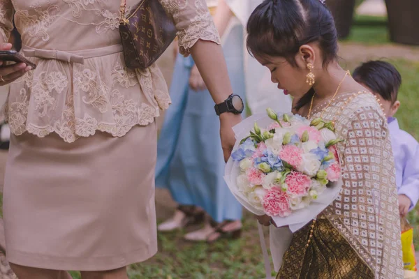 Kanchanaburi Thailand February Menina Menino Não Identificados Trajes Tailandeses Esperam — Fotografia de Stock