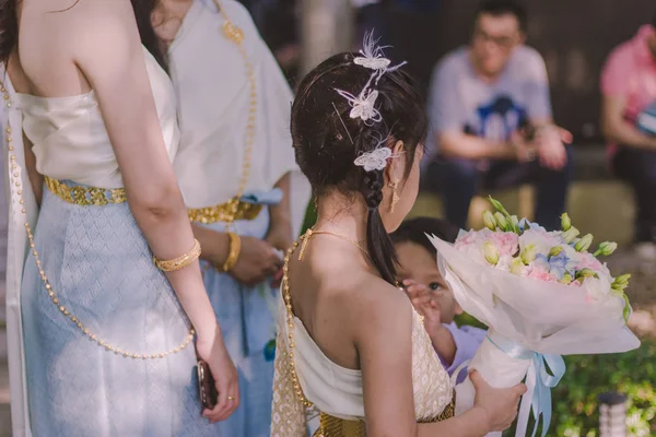 Kanchanaburi Tailandia Febrero Muchacha Niño Identificados Con Disfraces Tailandeses Esperan — Foto de Stock