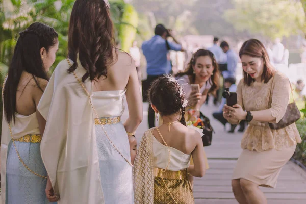 Kanchanaburi Tailandia Febrero Muchacha Niño Identificados Con Disfraces Tailandeses Esperan —  Fotos de Stock