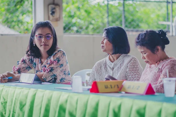 Kanchanaburi Tayland - Haziran 1: Tanımlanamayan öğretmenler Hoşgeldiniz öğrenciler ve veliler yıllık üst toplantıda Haziran'da Kanchanaburi, Tayland için Watkrangthongratburana okulda 1,2018