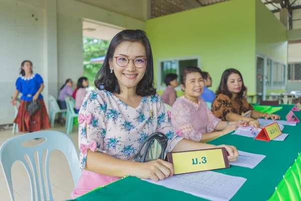 Kanchanaburi Tayland - Haziran 1: Tanımlanamayan öğretmenler Hoşgeldiniz öğrenciler ve veliler yıllık üst toplantıda Haziran'da Kanchanaburi, Tayland için Watkrangthongratburana okulda 1,2018