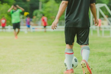 Öğleden sonra saat içinde öğrenciler için futbol eğitim.