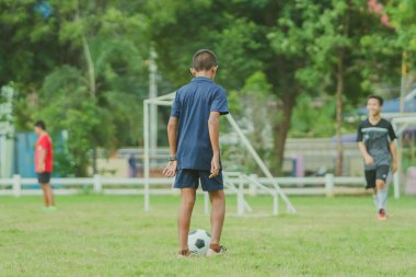 Öğleden sonra saat içinde öğrenciler için futbol eğitim.